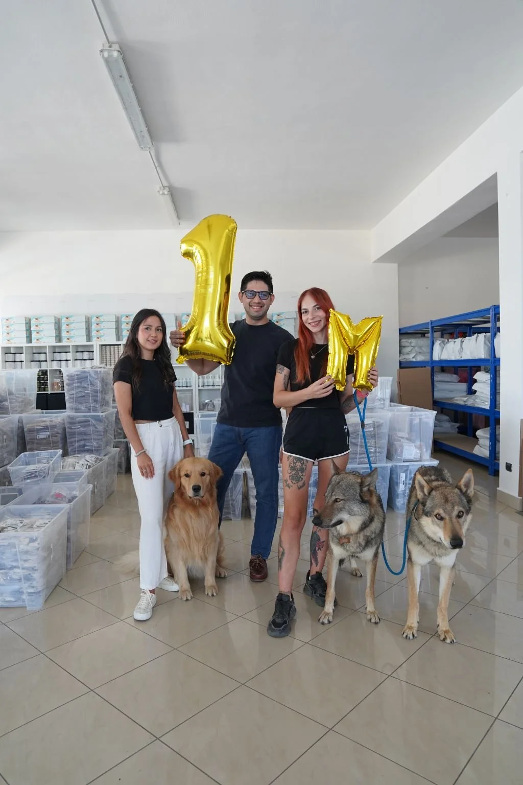 Los tres socios de Animal Instinct con sus perros en el almacén
